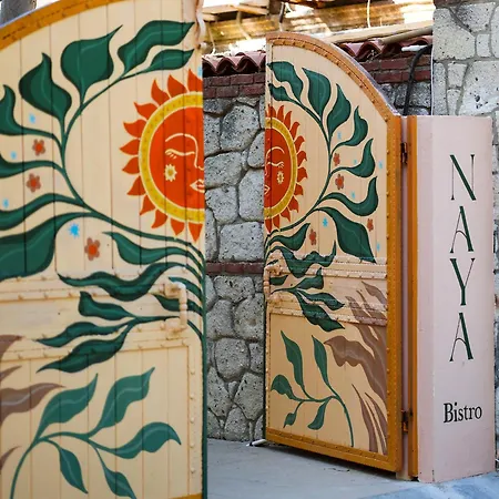 Naya Port לינה וארוחת בוקר *