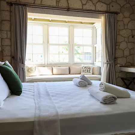 לינה וארוחת בוקר Naya Port